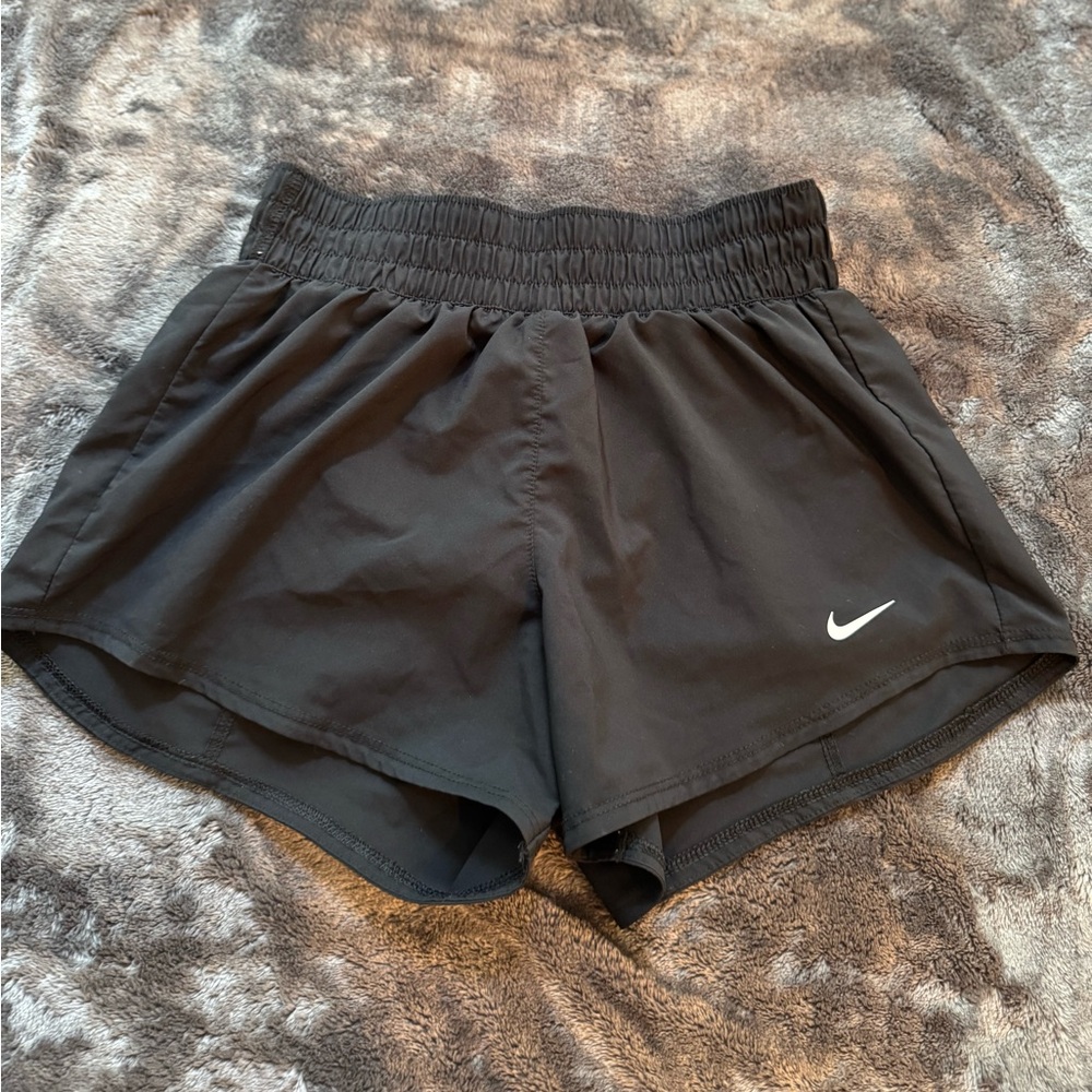 Nike One
Women's Dri-FIT Mid-Rise 3" Brief-Lined Shorts